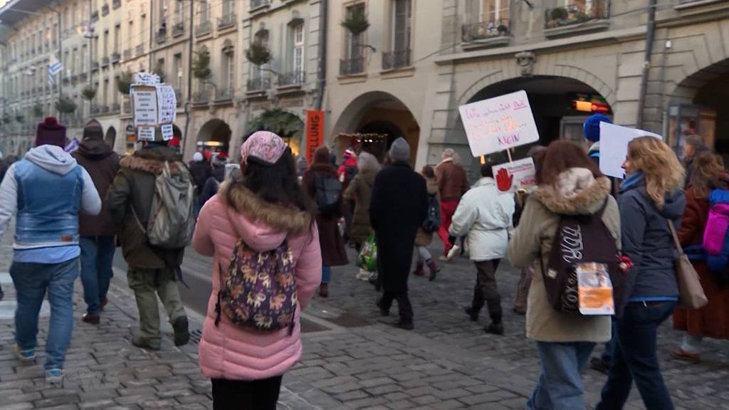 Massnahmen-Kritiker demonstrieren in Bern gegen Verschärfungen