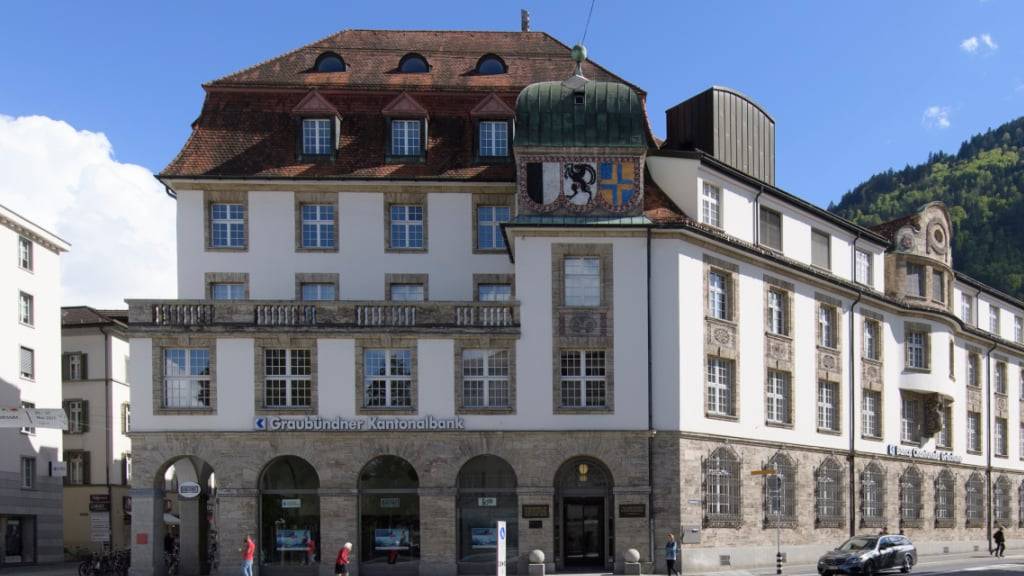Der Hauptsitz der Graubündner Kantonalbank (GKB) in Chur. Die GKB hatte der österreichischen Signa-Gruppe des gestrauchelten Immobilienmoguls René Benko einen Konsortialkredit über 58,3 Millionen Franken gewährt. (Archivbild)
