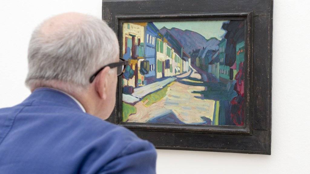 Ein Besucher betrachtet das Bild «Murnau - Obermarkd mit Gebirge», von Wassily Kandinsky in der Fondation Beyeler in Basel/Riehen. Museumsbesuche sind in der Schweiz beliebter als Kinobesuche. (Archiv)