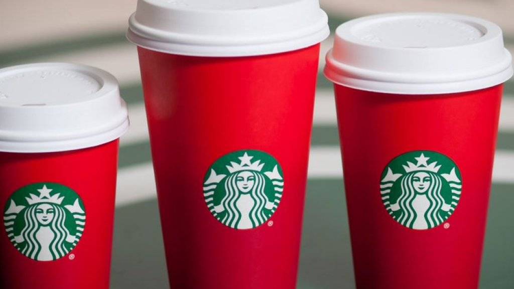 Der neue Starbucks-Pappbecher in schlichtem Rot regt in den USA einige Konsumenten auf. (Quelle: Twitter-Account von Starbucks)