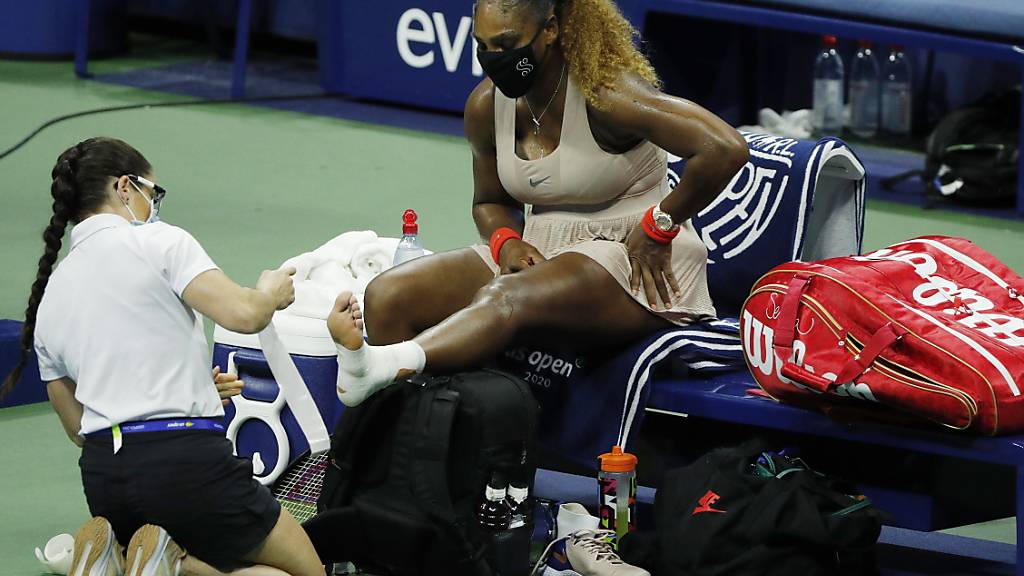 Serena Williams muss sich gegen Viktoria Asarenka an der Achillessehne behandeln lassen