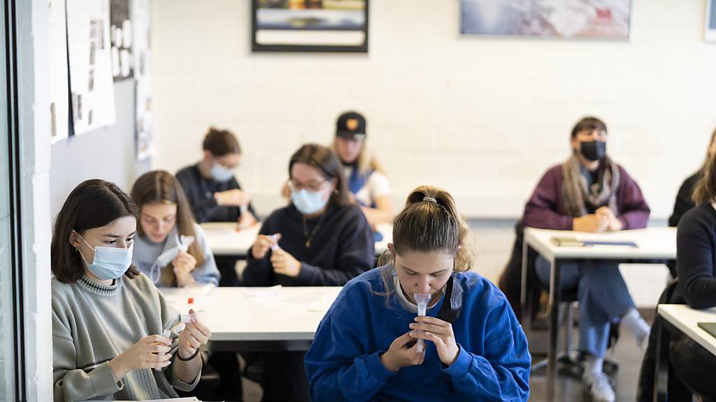Schülerinnen und Schüler beim Testen. Die Epidemiologin Susi Kriemler hält regelmässige Tests für sinnvoll, um das Coronavirus an Schulen einzudämmen. (Archivbild)