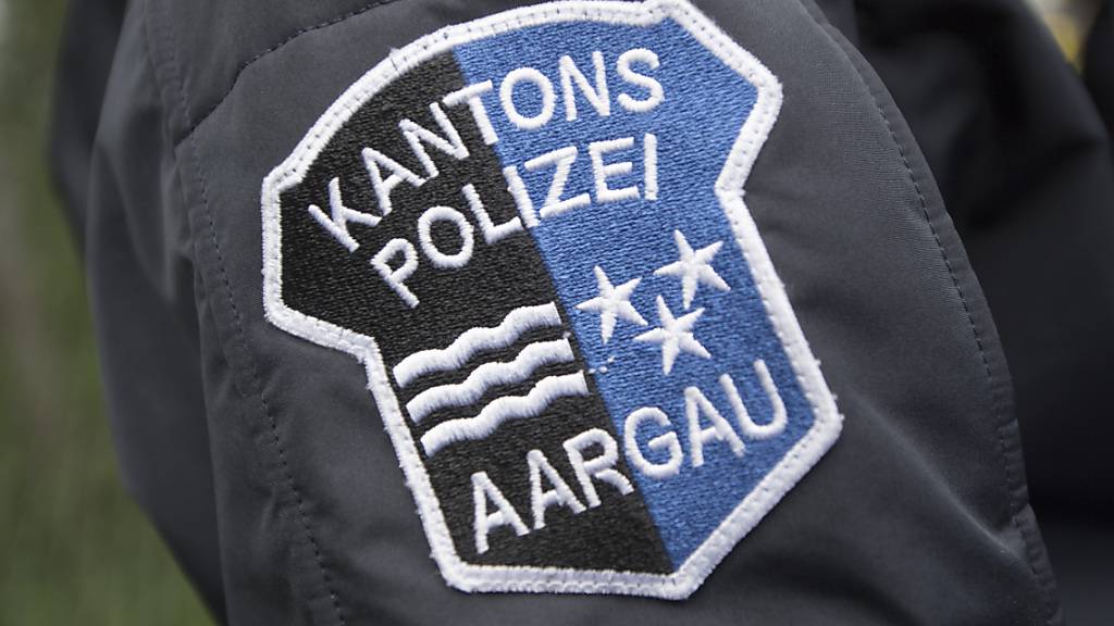 Die Aargauer Kantonspolizei hat einem 36-jährigen Automobilisten den Führerausweis abgenommen, nachdem dieser auf einem Fussgängerstreifen in Brugg AG einen Mann angefahren und verletzt hatte. (Archivbild)