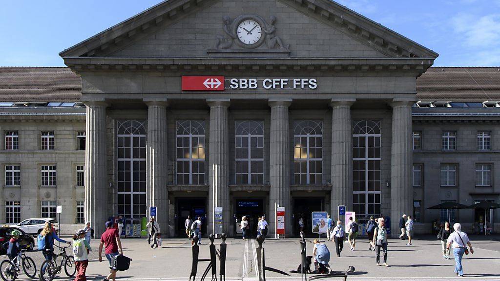 An den kommenden beiden Wochenenden fährt im Bieler Bahnhof kaum ein Zug. (Archivbild)