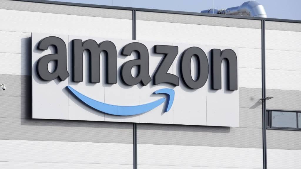 Im vergangenen Quartal konnte Amazon Umsatz und Gewinn deutlich steigern. Doch die Prognose für das operative Ergebnis verunsichert die Börse. (Archivbild)