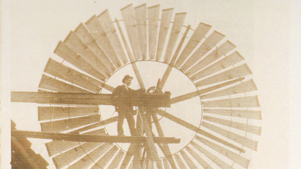 Selbstgebautes Windrad um 1910 bei der Familie Müller in Buholz