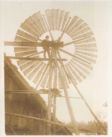 Selbstgebautes Windrad um 1910 bei der Familie Müller in Buholz
