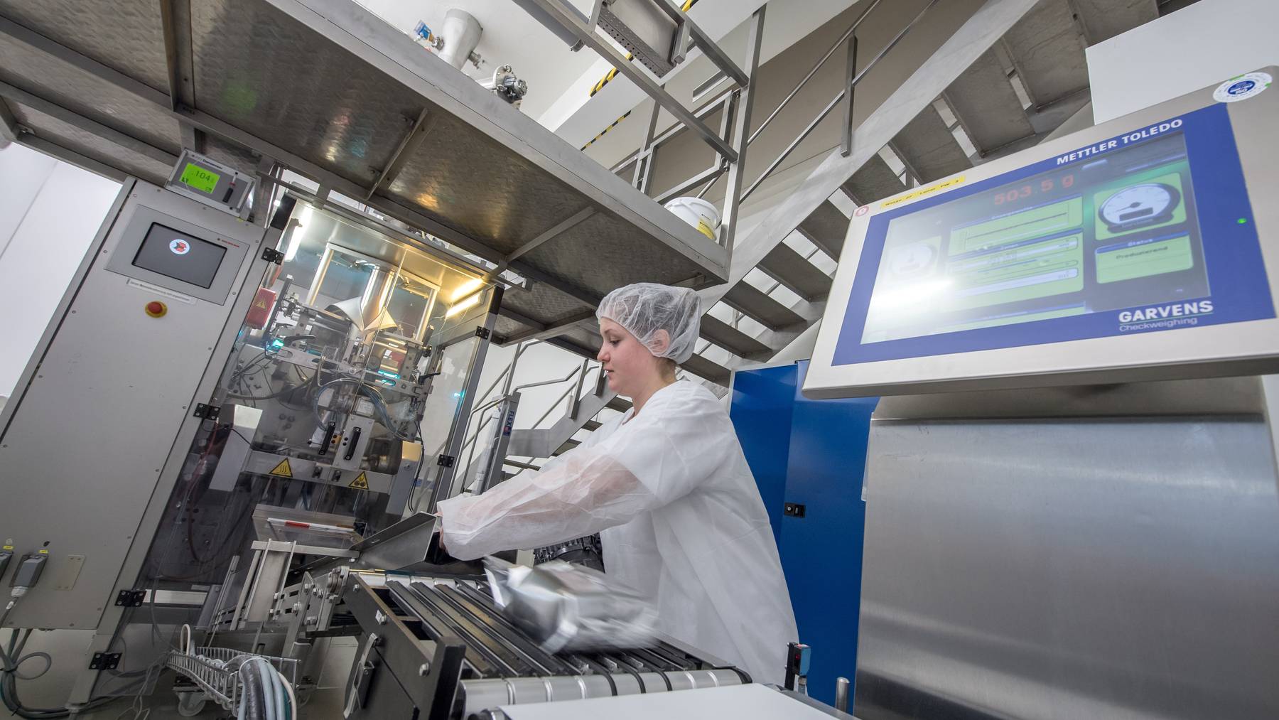 Blick in die Produktion des Milchverarbeiters Hochdorf. Das Unternehmen schliesst drei Tochterfirmen in der Schweiz, in Deutschland und den USA. Foto: Pius Amrein (Luzerner Zeitung) Milch, Wirtschaft, Milchverarbeiter, abfüllen, Milchpulver