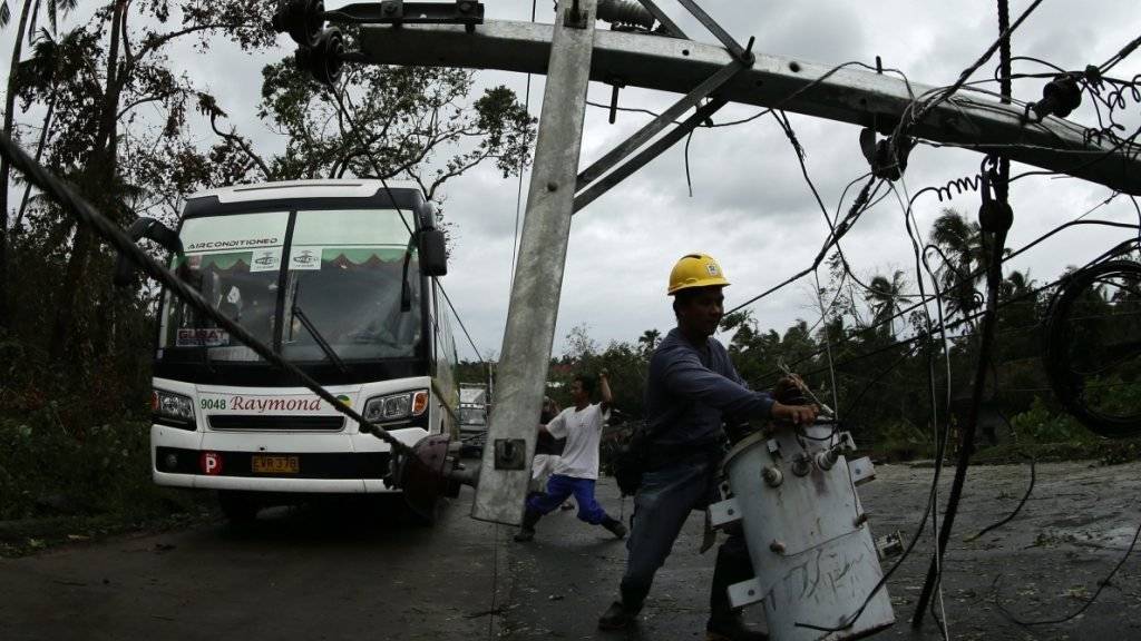 Stürmischer Wind brachte auf den Philippinen Strommasten zum Knicken.