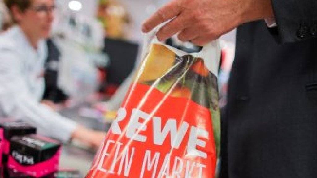 Bald ist Schluss: Rewe verzichtet in allen Supermärkten auf Plastiktüten.