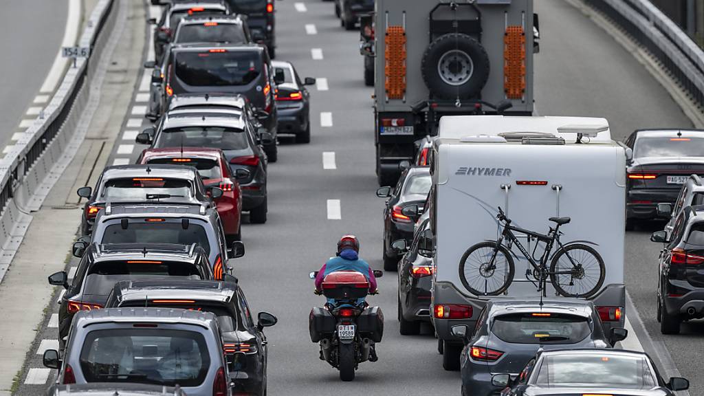 Vor dem Gotthard-Nordportal stauen sich die Autos