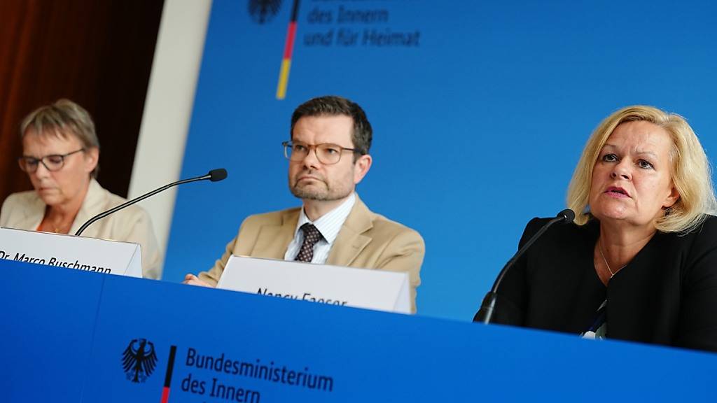 Nancy Faeser (SPD, r), Bundesministerin für Inneres und Heimat, Marco Buschmann (FDP), Bundesminister der Justiz, und Anja Hajduk (Bündnis 90/Die Grünen), Staatssekretärin im Bundeswirtschaftsministerium, stellen ein Sicherheitspaket nach der Messerattacke von Solingen vor. Foto: Kay Nietfeld/dpa