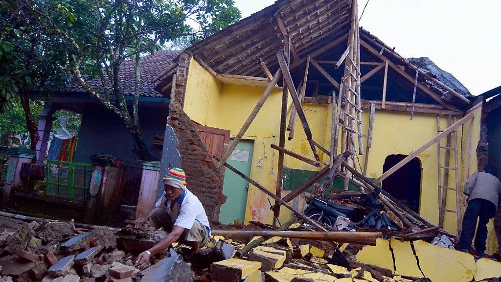 Schwer vom Erdbeben getroffen wurde das Dorf Sumelap im Westen Javas.