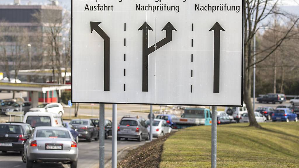 Die Gebühren der Strassenverkehrsämter lagen auch im Jahr 2019 im schweizerischen Durchschnitt höher als die Kosten. (Themenbild)