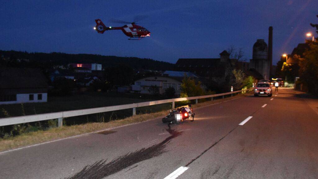Der 27-jährige Motorradfahrer starb auf der Unfallstelle in Niedergösgen SO an seinen schweren Verletzungen.