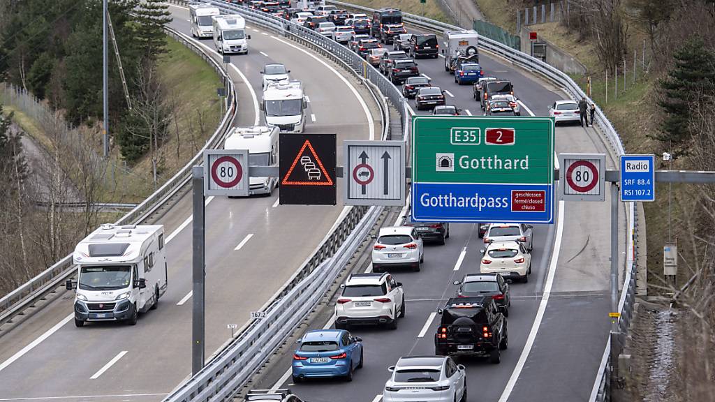 Bereits im April dieses Jahres kam es vor dem Gotthard-Tunnel zu langen Staus. Zur Sommerferienzeit wird mit erhöhtem Verkehrsaufkommen gerechnet. (Archivbild)