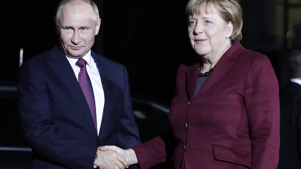 Angela Merkel begrüsst am Mittwoch in Berlin Wladimir Putin.