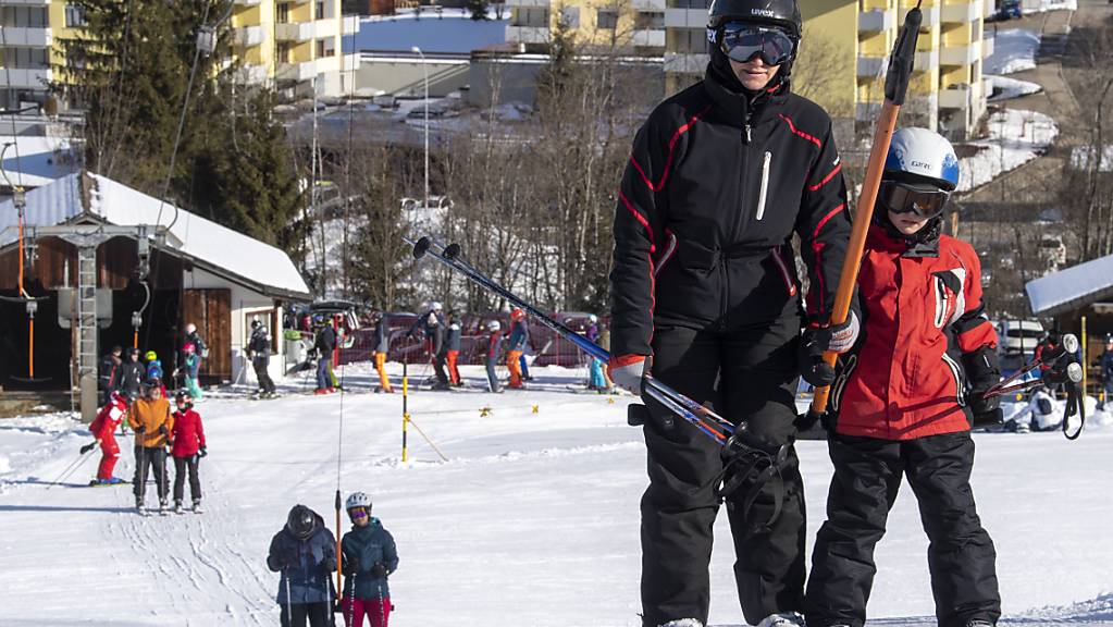 Die Schweizer Hotellerie hat im Februar noch von steigenden Touristenzahlen profitiert - im Bild Skifahrer am 15. Februar 2020 in Sörenberg.