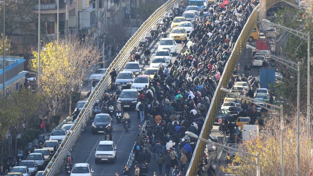 ARCHIV - Demonstranten marschieren in der Innenstadt von Teheran bei einem Protest gegen die schlechten wirtschaftlichen Bedingungen. (zu dpa: «UN-Menschenrechtschef verurteilt Irans harte Repressionen») Foto: -/Fars News Agency/AP/dpa