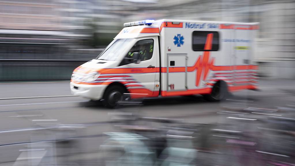 Ein Fussgänger ist am Samstag an der Haltestelle Stauffacher in Zürich von einem Tram mitgeschleift worden. Schutz & Rettung Zürich brachte ihn mit schweren Verletzungen ins Spital. (Symbolbild)