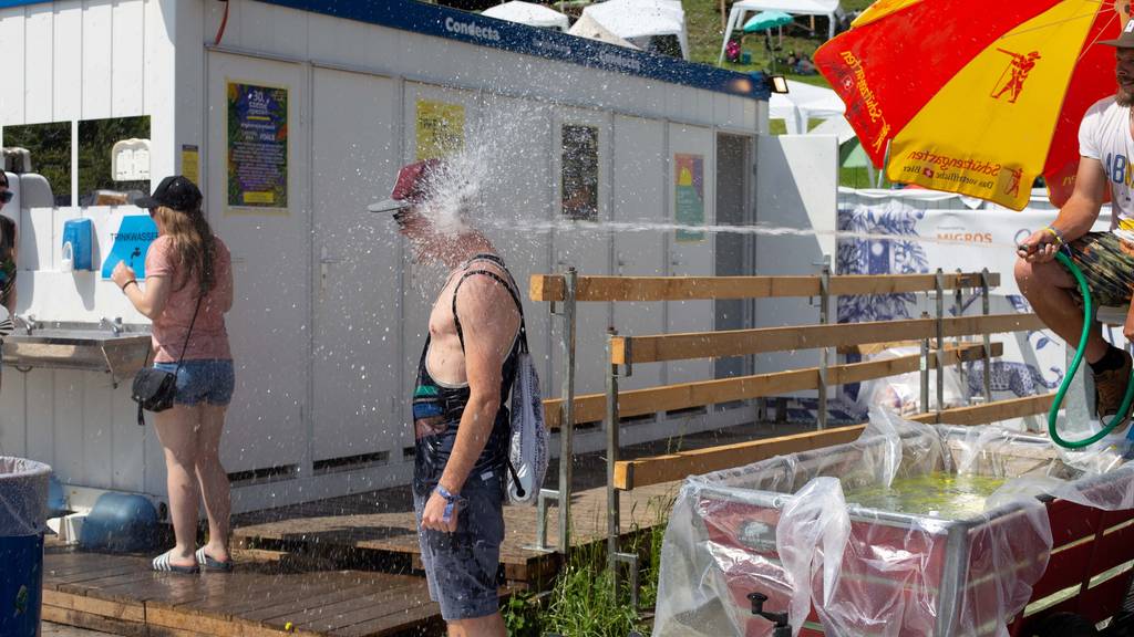 Retter in der Hitze: Die unfreiwilligen Duschen sind am Openair eine Wohltat. (Bild: FM1today)
