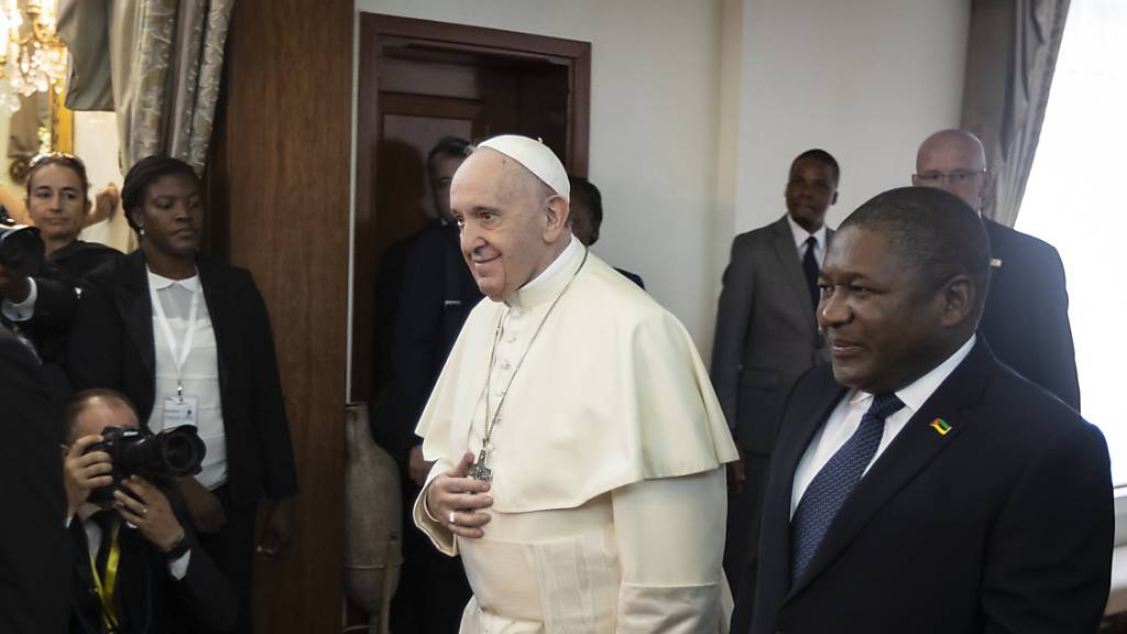 Papst Franziskus wird in der mosambikanischen Hauptstadt Maputo von Präsident Filipe Nyusi empfangen.