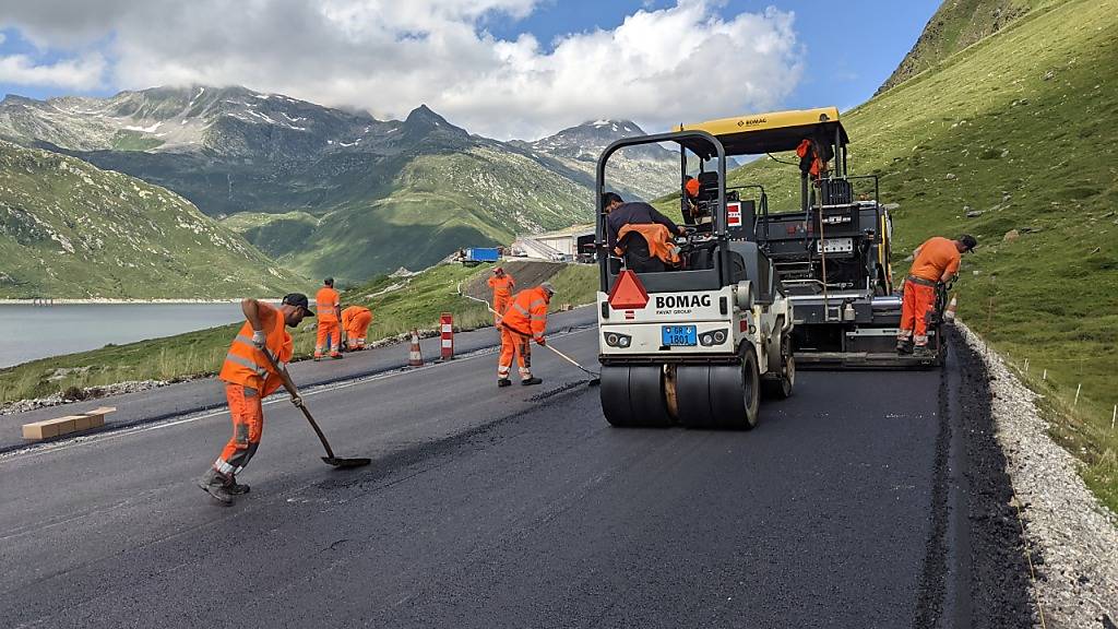 Auf dem Lukmanierpass wird Asphalt mit erhöhtem Recycling-Anteil eingebaut.
