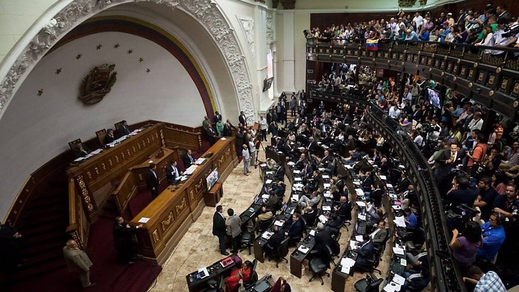 Venezuelas Nationalversammlung in Caracas bei der ersten Sitzung nach der Wahl: Der Oberste Gerichtshof annullierte sämtliche Handlungen des Parlaments, weil es die Vereidigung dreier Parlamentarier für ungültig hält. (Archivbild)