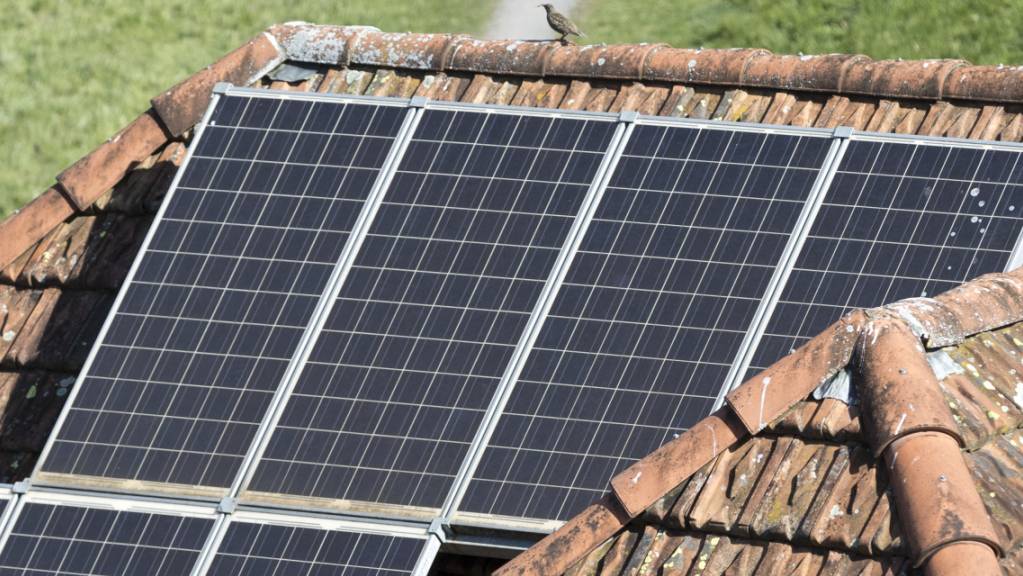 Hausbesitzer im Kanton Thurgau sollen ihre Dächer nicht zwingend mit Solaranlagen ausrüsten müssen. Der Grosse Rat lehnte eine Motion ab, welche genau dies forderte. (Symbolbild)