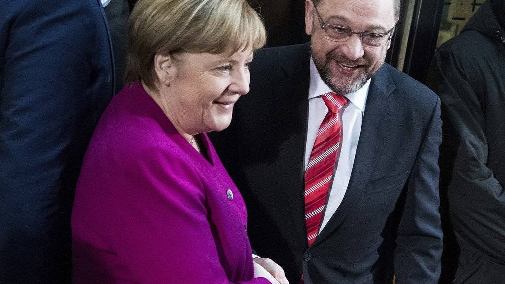 Haben sich vor den Sondierungsgesprächen zuversichtlich gegeben: CDU-Chefin und Kanzlerin Angela Merkel (l) und SPD-Parteichef Martin Schulz (r).