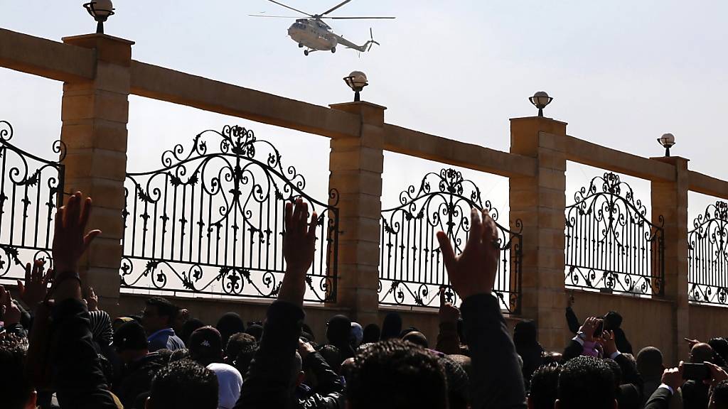 Ein Militärhelikopter bringt den Leichnam des ägyptischen Lanzeitpräsidenten Husni Mubarak zur Moschee Al-Muschir Tantawi östlich der Hauptstadt Kairo.