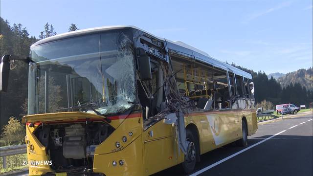 Schwerer Postauto-Unfall: Lastwagen schlitzt Postauto auf