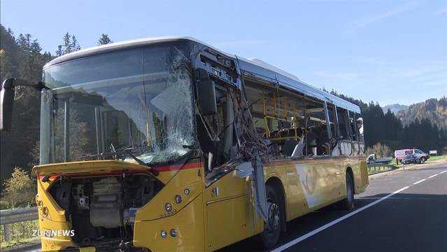 Schwerer Postauto-Unfall: Lastwagen schlitzt Postauto auf