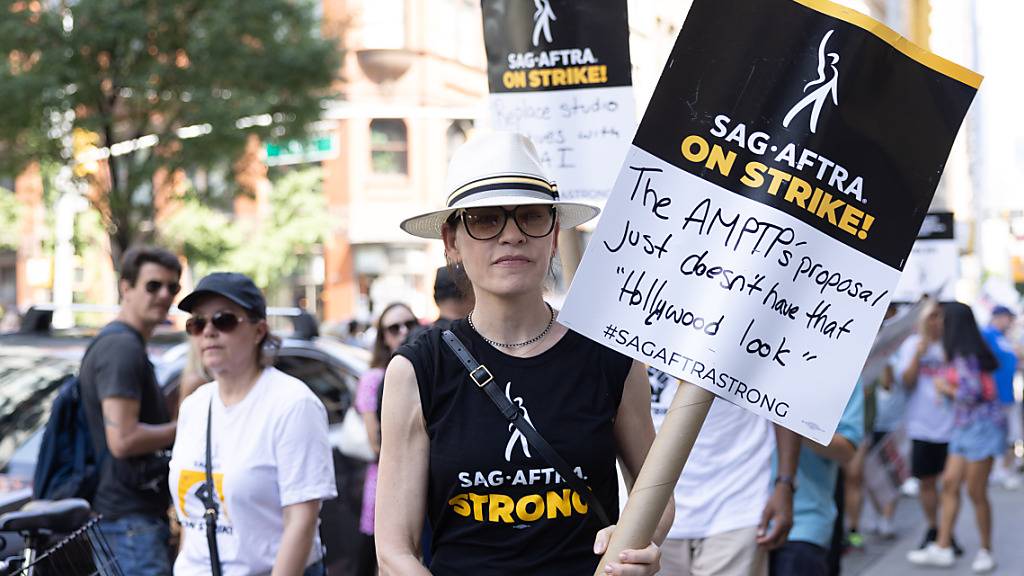 Julianna Margulies schließt sich dem Streik der SAG-Mitglieder in New York an. Foto: Vanessa Carvalho/ZUMA Press Wire/dpa