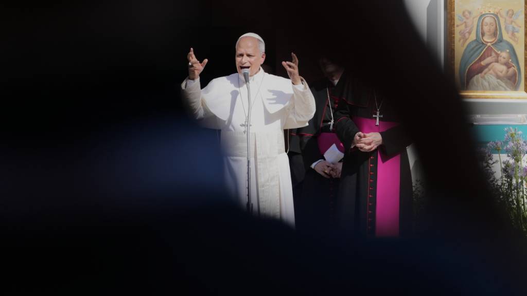 ARCHIV - Papst Leo XIV. hält vor dem Dom von Pavia eine Rede. Foto: Antonio Calanni/AP/dpa