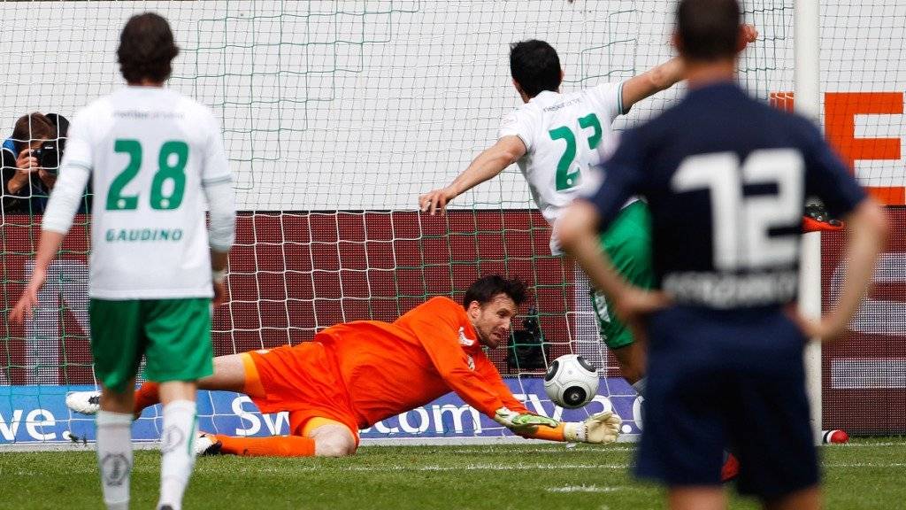 St. Gallens Danijel Aleksic trifft mittels Penalty zum 1:0