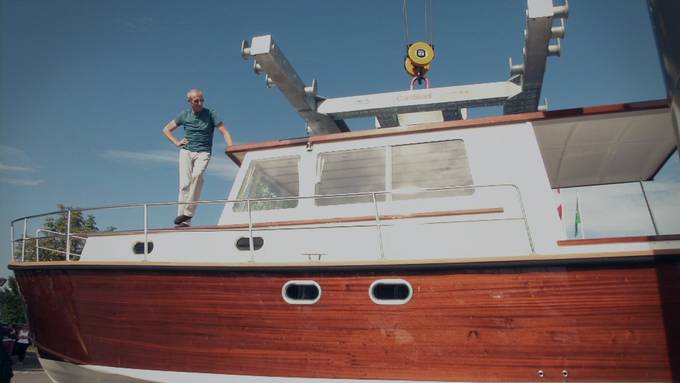 Im selber gebauten Boot in den See