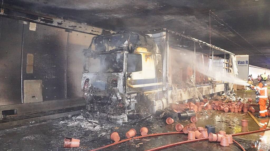 Trotz furchteinflössendem Anblick: Verletzt wurde beim Brand des Sattelschleppers im Seelisbergtunnel niemand.