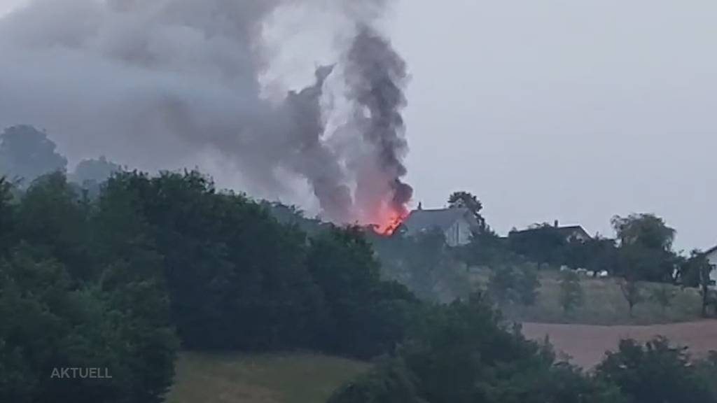 Vollbrand in Dürrenäsch: 3 Einfamilienhaus-Bewohner nach Feuer im Spital