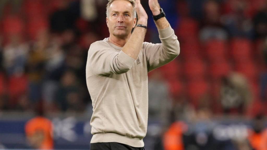 Leverkusens neuer Trainer Kasper Hjulmand bedankt sich nach dem 3:1-Heimsieg gegen Frankfurt bei den Fans