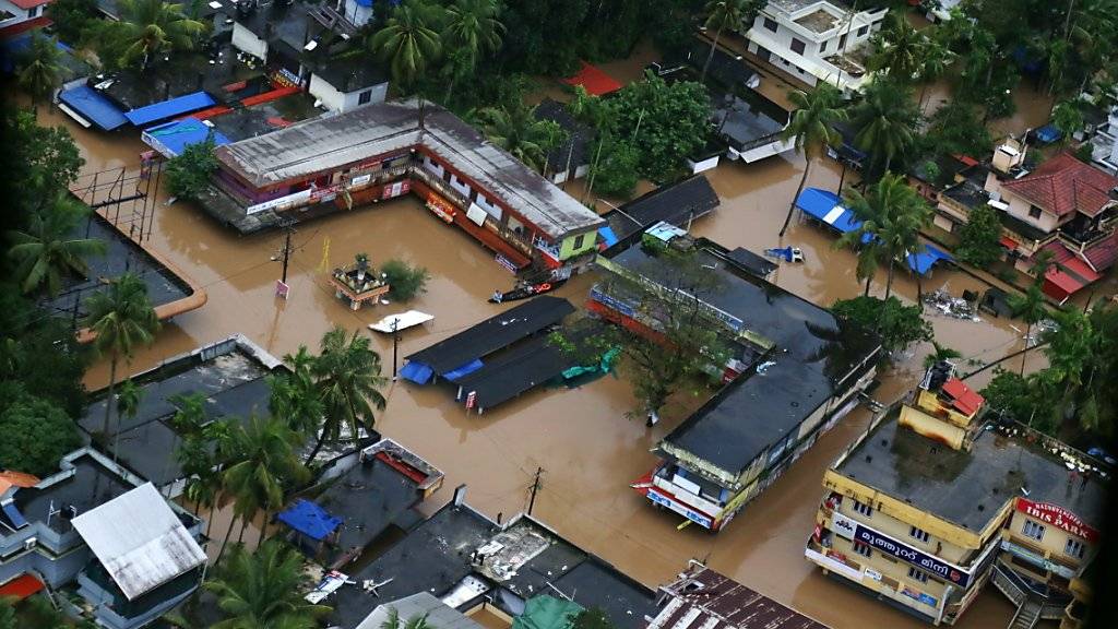 Wegen der schlimmsten Flut seit 100 Jahren sind in Südindien Hunderttausende vom Wasser eingeschlossen.