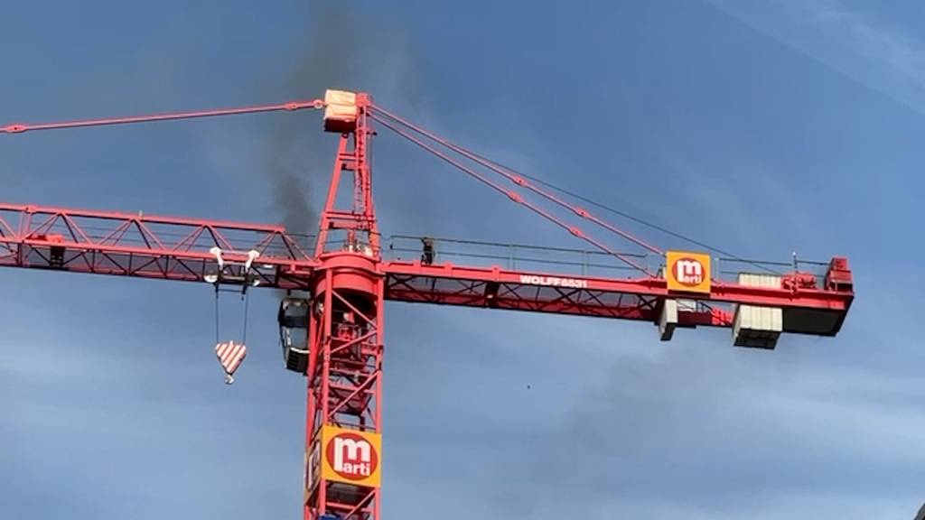 Bahnhof Oerlikon: Mann klettert auf Baukran und entfacht Feuer