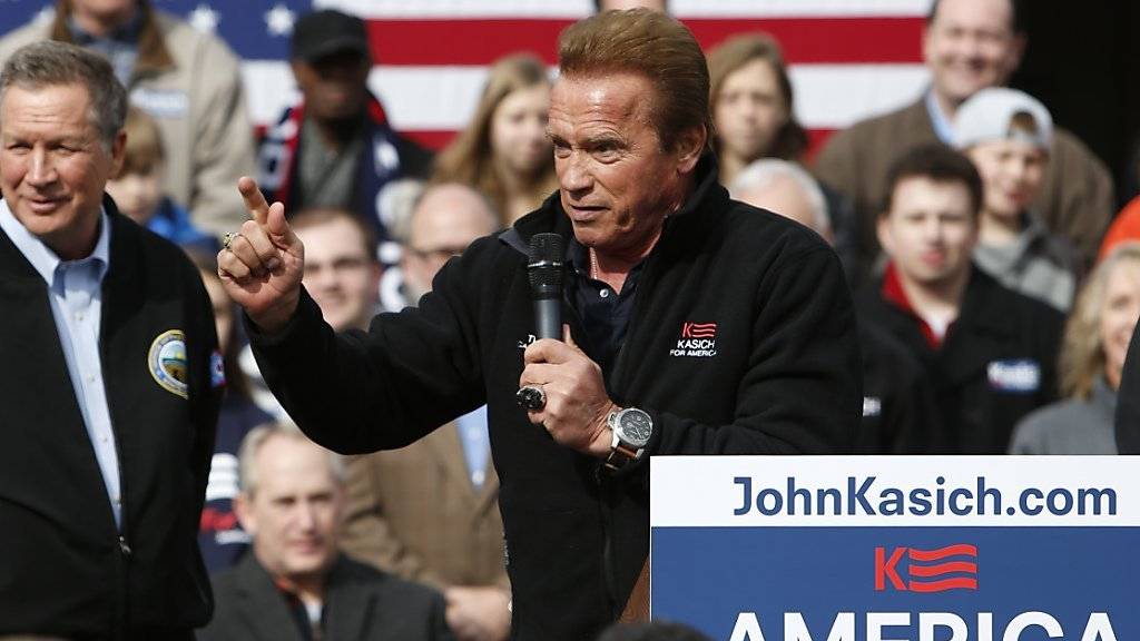 «Einigen Leuten in den Hintern getreten»: Arnold Schwarzenegger lobt den Präsidentschaftskandidaten der Republikaner, John Kasich, bei einer Wahlkampfveranstaltung in Columbus, Ohio.