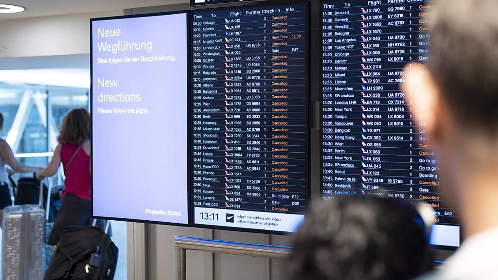 Teilweise lange Gesichter vor den Fluganzeigetafeln am Flughafen Zürich am Freitag vor einer Woche. (Archivbild)