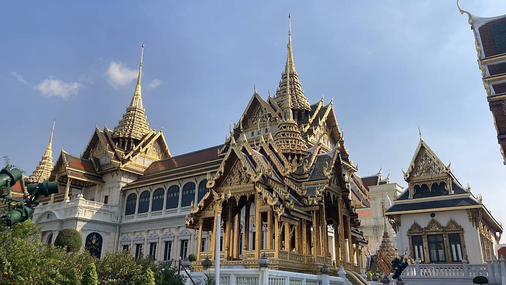 ARCHIV - Der Grand Palace, eine der Hauptsehenswürdigkeiten der thailändischen Hauptstadt. Ab sofort können Touristen, die den vollständigen Grundschutz haben, wieder quarantänefrei nach Thailand einreisen. Das «TestGo»-Modell wurde am Dienstag wieder aufgenommen. Foto: Carola Frentzen/dpa