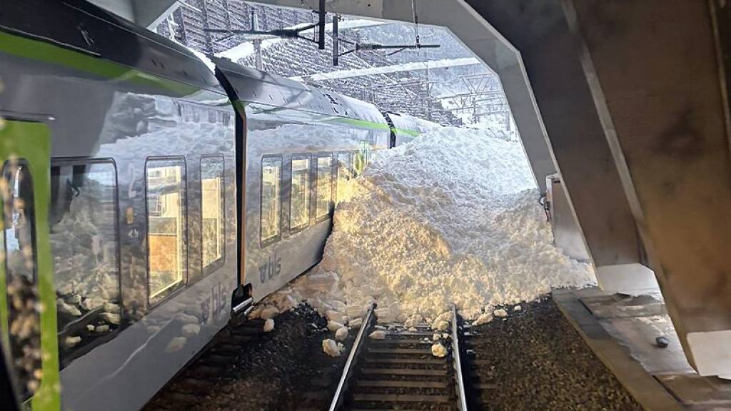 Der Regioexpress fuhr am Ausgang einer Galerie auf Schneemassen auf.