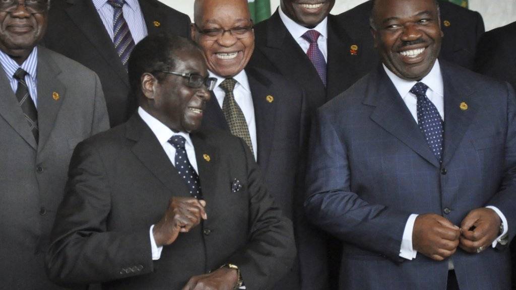 Ein Anwesen der Familie von Gabuns Machthaber Ali Bongo (rechts), hier mit Simbabwes Herrscher Robert Mugabe und Südafrikas Präsident Jacob Zuma, wurde in Frankreich beschlagnahmt. (Archivbild)