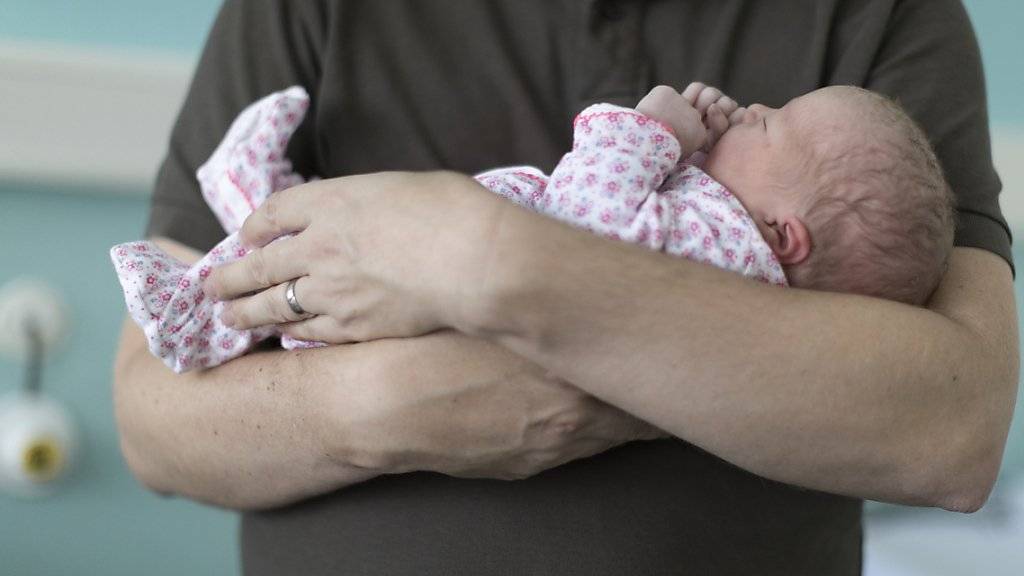 Die erste Zeit mit dem Neugeborenen ist laut den Initianten ein entscheidender Moment für einen Beziehungsaufbau zwischen Vater und Kind. (Themenbild)