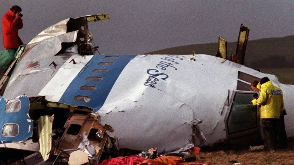 Ermittler bei der Untersuchung des Jumbo-Jets, der 1988 auf das schottische Dorf Lockerbie stürzte. Bei dem Anschlag starben 270 Menschen. (Archivbild)
