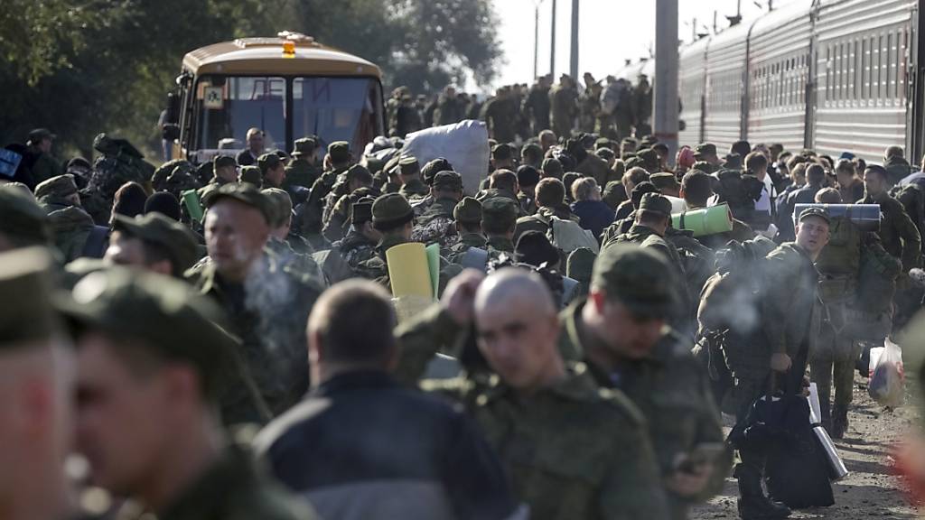 ARCHIV - Russische Rekruten versammeln sich auf einem Bahnhof in der russischen Region Wolgograd, um einen Zug zu nehmen. Nach Einschätzung britischer Militärexperten sind Russlands Verluste in den vergangenen Wochen so hoch gewesen wie kaum zuvor in dem russischen Angriffskrieg. Foto: -/AP/dpa